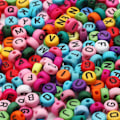 Miniatyrbillede 1 af 5: 7 mm akrylperler sorte og hvide bogstaver til smykkefremstilling håndlavede armbånd og halskæder B06533 100 stk.
