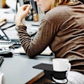 Miniatyrbillede 4 af 5: 2025 Ny Opgraderet Clip-On Kopholder til Kontorstol Bord Side til at Holde Kaffekrus Vand Sodavand Te