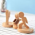 Miniatyrbillede 4 af 5: Træ smartphoneholder, dyretelefonholderplade til tablet og smartphone (klatrende gris)