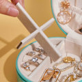 Miniatyrbillede 3 af 5: Bærbar Ørering Opbevaringsetui Rund Smykkeskrin Rejse Lynlås PU Læder Smykkeemballage Display Organizer Gaveæske - Tiffni Blå