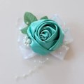 Miniatyrbillede 3 af 5: Blå Bryllups Corsage - Elegant Håndledsblomst til Brudens Æresgæst