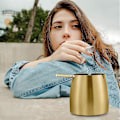 Miniatyrbillede 4 af 5: Stort udendørs askebæger i rustfrit stål med vindtæt låg og guld skridsikker base - perfekt til indendørs og udendørs brug