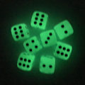 Pikkukuva 4 / 4: Hohtavat noppaset lautapeleihin ja matematiikan opetukseen