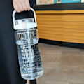 Miniatyrbild 2 av 2: Vattenflaska för utomhussporter Plast Fitness vattenflaska Vattenkokare med extra stor kapacitet med dubbla sugrör Time Marker Vit 2000ML
