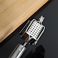 Miniatyrbilde 2 av 5: Hvitløkspresse i rustfritt stål for enkel knusing av hvitløk og ingefær med ergonomisk design