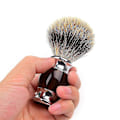 Miniatyrbilde 3 av 4: Håndlaget barberkost i grevlinghår med fin harpikshåndtak og rustfritt stålbase - Brun