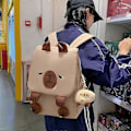 Pikkukuva 2 / 5: Kapibara-reppu, Kawaii Kapibara-reppu säädettävillä olkaimilla, valkoinen
