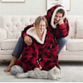 Miniatyrbillede 2 af 5: Blanket Sweatshirt Oversized Hoodie Bærbar Blanket Blød Varm Komfortabel Kæmpe Frontlomme - Ny SZJR Rød og sort tern