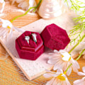Miniatyrbild 3 av 5: Sammet Ringask, för Smycken Dubbla Fack Hexagon Ringask för Förlovning Bröllop Alla Hjärtans Dag Håller 2 Ringar (Vinröd)