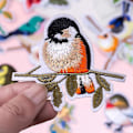 Miniatyrbillede 3 af 5: Parti med 13 broderede mærker i form af fugle, til at sy og stryge på t-shirt, frakke, taske
