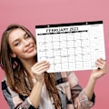 Miniatyrbillede 5 af 5: 2023-2024 Skrivebords Kalender, 18 Måneder Skrivebords Kalender/Vægkalender Combo, 17\" x 12\", Januar 2023-Juni 2024, Fremhæv Helligdage, Planlægningskalender, Tyk P