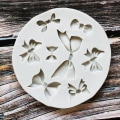 Pikkukuva 5 / 5: Silikoninen nail art mold -itse valu rusetin muotoinen veistetty kuviollinen kynsien mold riipukseen suklaanharmaa