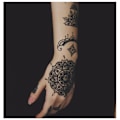 Miniatyrbilde 3 av 4: 10 Ark med Svarte Midlertidige Tatoveringsklistremerker for Voksne Kvinner Jenter Fjær Mandala Blomst Kunst Kropp Arm Store Tatoveringsark Blonder Bryllup Midlertidige Tatoveringer