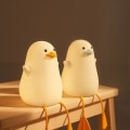 Miniatyrbillede 2 af 5: Gul Little Duck sengelampe med smartphoneholder og forsinket auto-sluk natlys