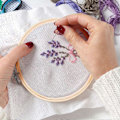 Miniatyrbilde 3 av 5: 12 stk. 7-tommers sirkelformet broderiramme i tre og bambus