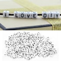 Miniatyrbillede 5 af 8: 500 stk. Akrylperler Firkantede DIY Håndlavede Perletilbehør Engelsk Alfabet 6mm (Hvid)