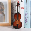 Pikkukuva 3 / 6: Pieni puinen viulumalli, miniatyyrinen musiikki-instrumenttimalli, koristeet lahjapakkauksella