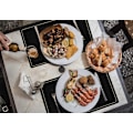 Miniatyrbild 2 av 5: Svarta Placemats för Matbord Set om 6, Vattentäta Avtorkningsbara PU Läder Bordstabletter Inomhus, Tvättbara Köksbordsunderlägg för Påsk Thanksgiving Jul