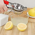 Miniatyrbillede 4 af 5: 22 cm - Rød manuel citronpresser med blødt greb - Meget robust - Til presning af citron og citrusfrugter - Let at rengøre -