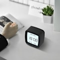 Miniatyrbillede 2 af 3: Trådløs Opladning FM Radio Vækkeur med Bluetooth Højttaler, Hurtig Opladning, Foldbar Stativ, USB Oplader, Justerbar LED Glød - Sort