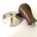 Miniatyrbillede 5 af 5: Premium Espresso Tamper i Rustfrit Stål med Træhåndtag - 53mm Flad Bund