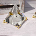 Miniatyrbild 2 av 5: Kristallpyramid Prisma, Feng Shui Hantverk Meditation Kristall med Guldstativ för Hemmakontor Konstdekor