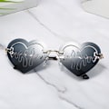 Miniatyrbillede 2 af 4: Et par hjerteformede solbriller unisex kreativ fest dekorative solbriller (sort)