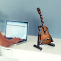 Miniatyrbilde 7 av 8: Miniatyr Klassisk Gitar Modell Mini Tre Gitar Skrivebord Dekorasjon Ornamenter Kaffe