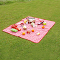 Pikkukuva 3 / 8: Piknik-alusta, vedenpitävä, kosteudenkestävä piknik-viltti ulkoilmaan, retkeilyyn, punavalkoiset ruudut (145x200cm )