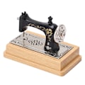 Pikkukuva 4 / 8: Nukkekodin miniatyyriompelukone Vintage-tyyli Elävä 1/12 Nukkekodin ompelukone Malli koristeluun Puun väri
