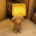Miniatyrbilde 1 av 4: Kreativ Lampe Rampete Gutt Sjenert Mann Liten Nattlampe Hjemmedekorasjon EU Plugg Dd. Gul