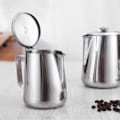 Miniatyrbillede 2 af 3: Kaffeskumningskande med låg Multifunktionel Latte Art Mælkeskummerkop i rustfrit stål Baristaværktøj 2000 ml