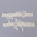 Miniatyrbillede 2 af 4: Blomster-perlet bryllupsstrømpebåndssæt - Elegant hvid lårring til bruden (2 stk)