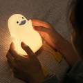 Miniatyrbillede 5 af 5: Gul Little Duck sengelampe med smartphoneholder og forsinket auto-sluk natlys