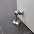 Miniatyrbilde 2 av 5: Magnetisk dørstopp i rustfritt stål-look - Dørstopp med gulv- og veggmontering - Magnetisk dørstopp - 4,9 x 5,8 x 8,3 cm