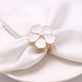 Miniatyrbillede 2 af 5: Blomsterformede Servietringe i Guld - Sæt af 6, Elegant Bordpynt til Hoteller, Restauranter, Barer