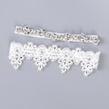 Miniatyrbilde 4 av 5: Hvit Blonder Bryllupsstrømpebånd med Rhinestones - Elegant Beintilbehør for Kvinner og Jenter