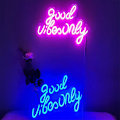 Miniatyrbild 4 av 4: Rosa Neon-skylt Good Vibes LED Väggdekor för Sovrumsbelysning