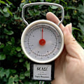 Pikkukuva 5 / 5: Matkalaukkuvaaka matkalaukkujen ja matkatavaroiden punnitsemiseen. 32 kg kapasiteetti.