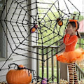 Pikkukuva 3 / 5: Jättimäinen hämähäkinverkko ja jättimäiset hämähäkit Halloween-koriste, pelottava ulkokoriste Halloweeniin, kummitustalon koristeet (2 kpl)