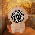 Miniatyrbilde 1 av 5: Astronaut nattlys-projektor - 360 graders rotasjon, timer, 8 fargebytte stjerner