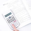 Miniatyrbillede 5 af 8: Videnskabelig lommeregner To linjers display Brøkberegning Automatisk nedlukning 12 bit funktion lommeregner til studerende Hvid
