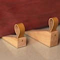 Miniatyrbilde 1 av 5: Dørstopper i tre med sklisikker kile og lærrem for hjem, soverom, kontor - 1 pakning