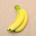 Miniatyrbillede 4 af 7: Kunstig Banan 3 Hoveder Banan Model Høj Simulering Fake Frugt Banan Model Foto Prop til hjemmefest