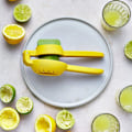 Miniatyrbilde 2 av 5: Sitruspresse for appelsiner, sitroner, mandariner - Manuell, slitesterk plast, dobbel virkning (gul, 1 stk)