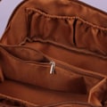 Miniatyrbillede 6 af 8: Toilettaske PU Vandtæt Stor Kapacitet Rum Design Bærbar Delikat Kosmetik Make Up Taske Brun