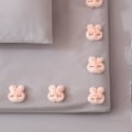 Miniatyrbild 1 av 5: Täcke Fästen - Set med 8 Svampklämmor för Säkert Täcke - Förhindrar Förskjutning - Dubbelsidig Design - Mjukt Tygmaterial