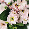 Miniatyrbilde 4 av 5: Kunstig blomsterkrans med roser og tusenfryd - Bryllup og hjemmedekor