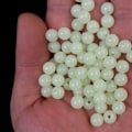Miniatyrbilde 3 av 8: 1000 stk fiskeperler nattlys riggperler plast runde lysende fisketilbehør for ferskvann saltvann 8 mm diameter 1,6 mm hull