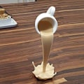 Miniatyrbilde 8 av 8: Nyhet Flytende Kaffe Kopp Skulptur Resing Kaffe Kopp Flytende Søl Kaffe Kopp Skulptur for Hjemme Skrivebord Ornamenter Dekor